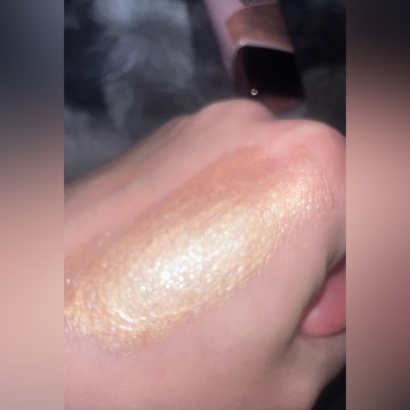 ⭐️LYS⭐️Aim High, Multi-use Liquid Highlighter in shade Brave⭐️ - Picture 6 of 9